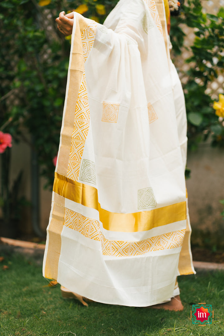 White-Onam-Kasavu-Geometric-Motif-Jugalbandhi-Saree-Kalikalam-6-The-Indian-motif