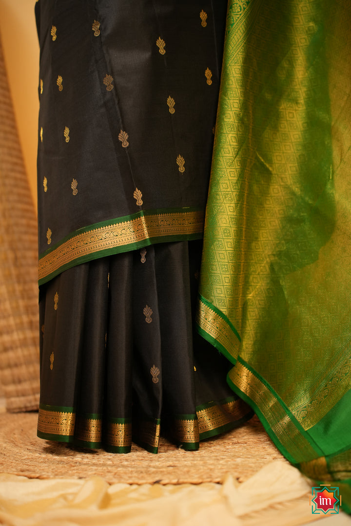 Black-and-Green-Kanjivaram-Handloom-Saree-Anagha-4-The-Indian-Motif