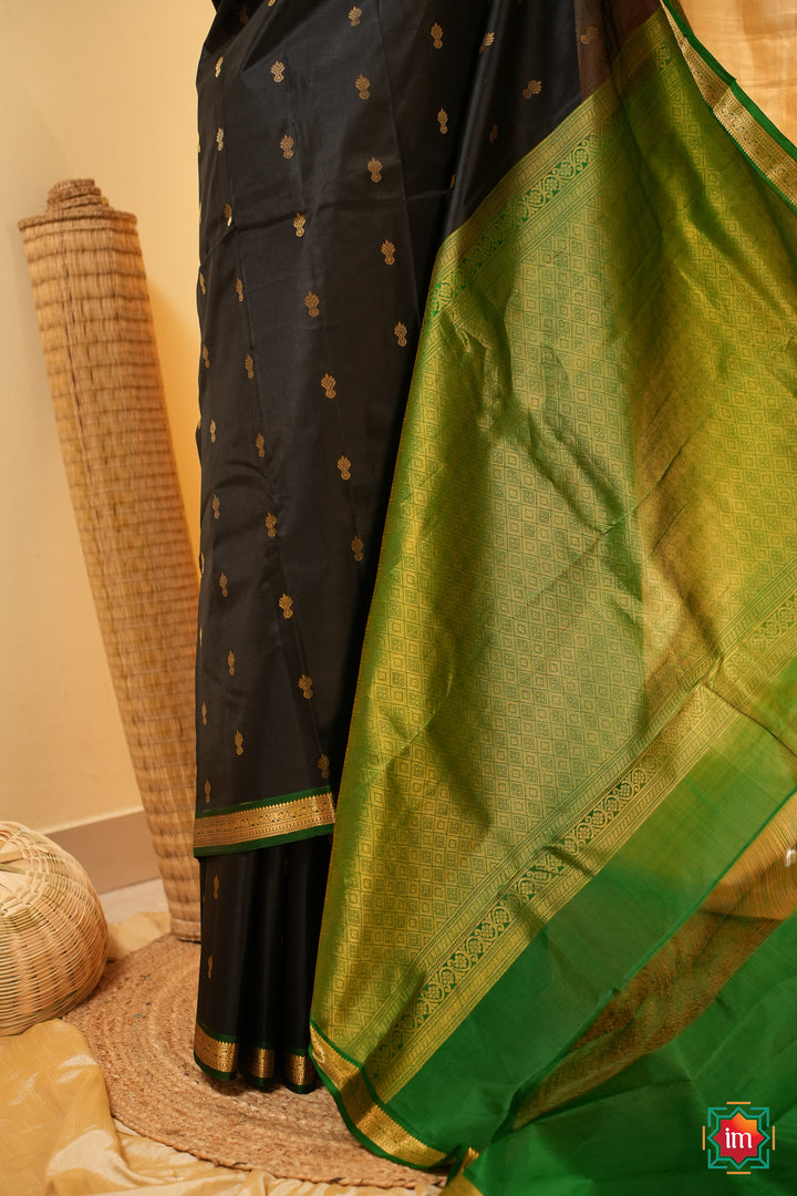 Black-and-Green-Kanjivaram-Handloom-Saree-Anagha-5-The-Indian-Motif
