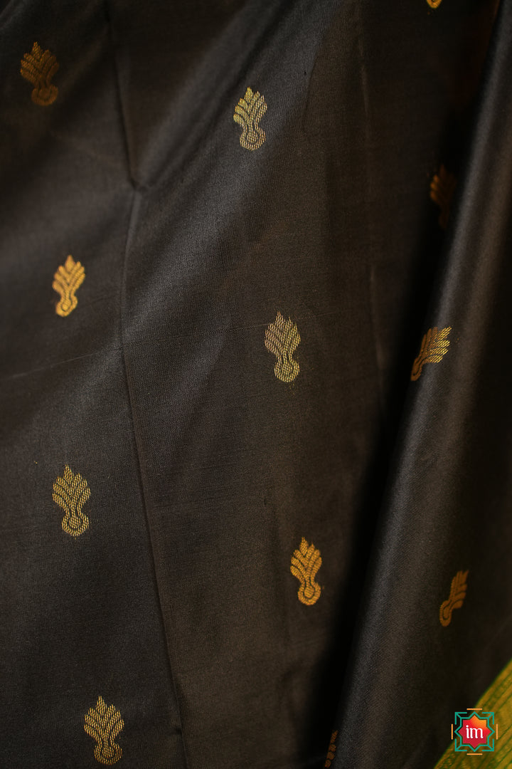 Black-and-Green-Kanjivaram-Handloom-Saree-Anagha-3-The-Indian-Motif
