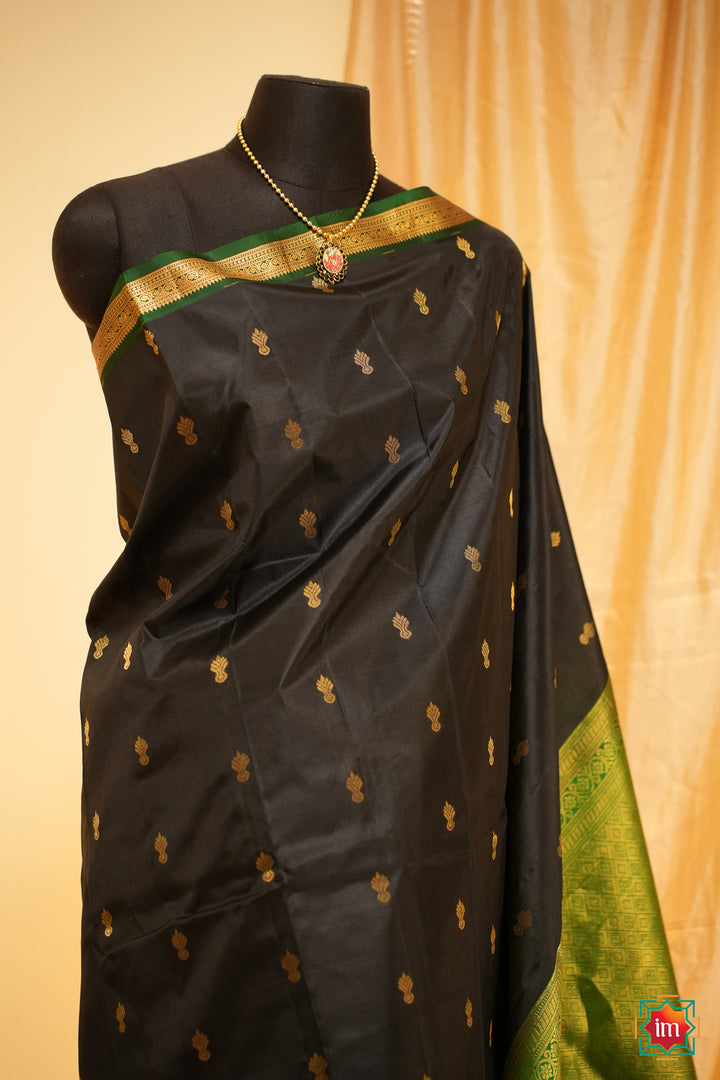 Black-and-Green-Kanjivaram-Handloom-Saree-Anagha-1-The-Indian-Motif