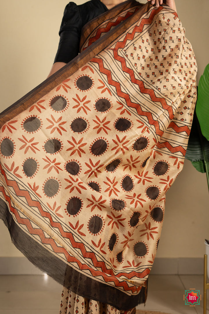 Beige-Patterned-Bagru-Handblock-Chanderi-Silk-Cotton-Saree-5-The-Indian-Motif