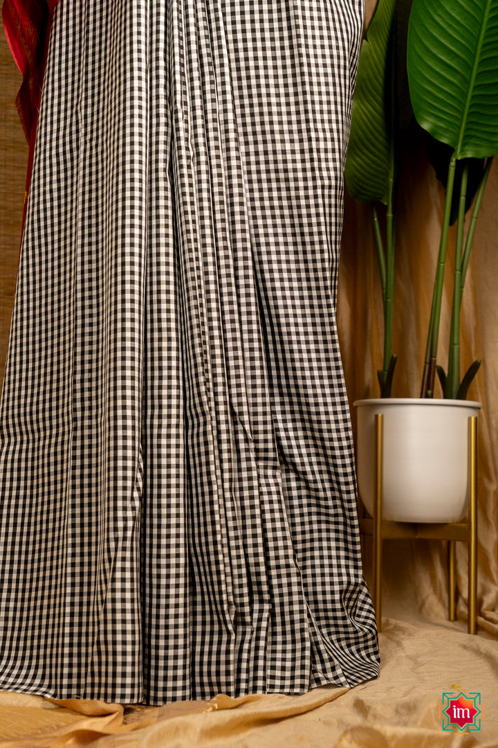 Black-and-White-Checkered-Molkalmuru-Silk-Saree-Chaturanga-3-The-Indian-Motif
