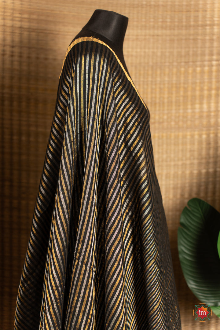 Black-Handwoven-Linen-With-Zari-Saree-Midnight-Rose-2-The-Indian-Motif