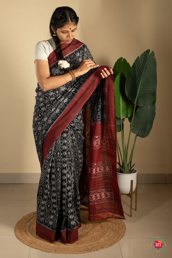 Black-With-Red-Pochampally-Ikkat-Cotton-Saree-Wine-Wonder-2-The-Indian-Motif