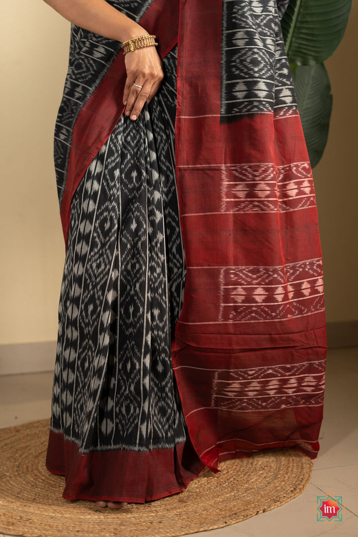 Black-With-Red-Pochampally-Ikkat-Cotton-Saree-Wine-Wonder-5-The-Indian-Motif