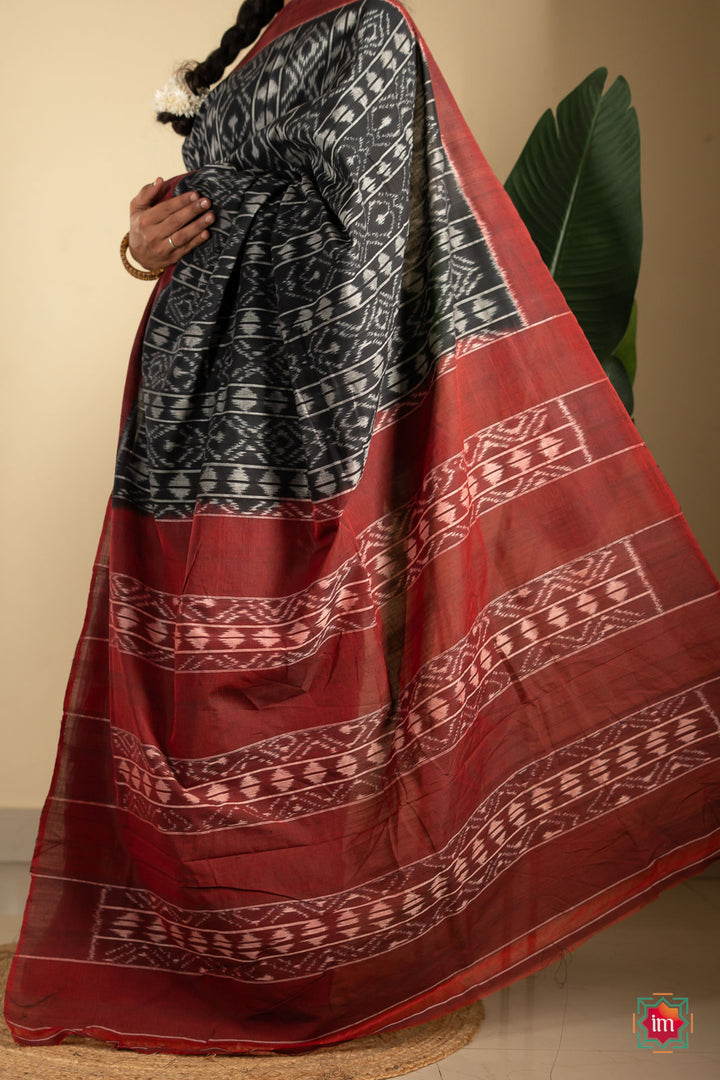 Black-With-Red-Pochampally-Ikkat-Cotton-Saree-Wine-Wonder-6-The-Indian-Motif