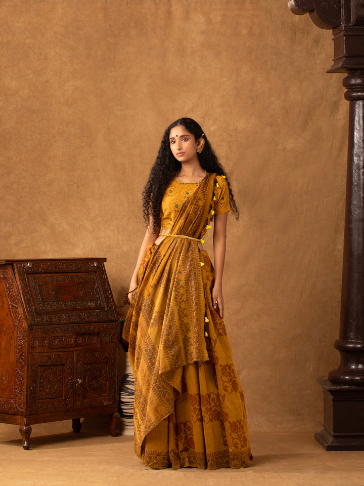 Brown-Floral-Handblock-Printed-Mul-Cotton-Jugalbandhi-Saree-Muddy-Love-1-The-Indian-Motif