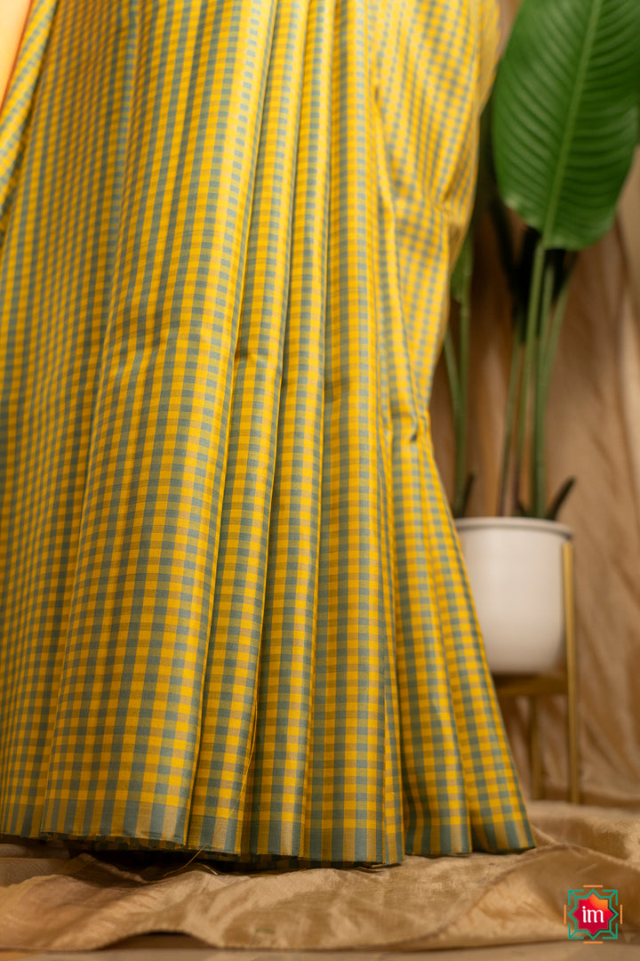 Grey-and-Yellow-Checkered-Molkalmuru-Silk-Saree-Minsaram-4-The-Indian-Motif