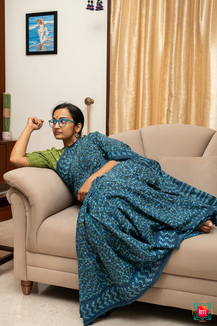Indigo-White-Floral-Bagru-Handblock-Printed-Mul-Cotton-Saree-Paudha-1-The-Indian-Motif