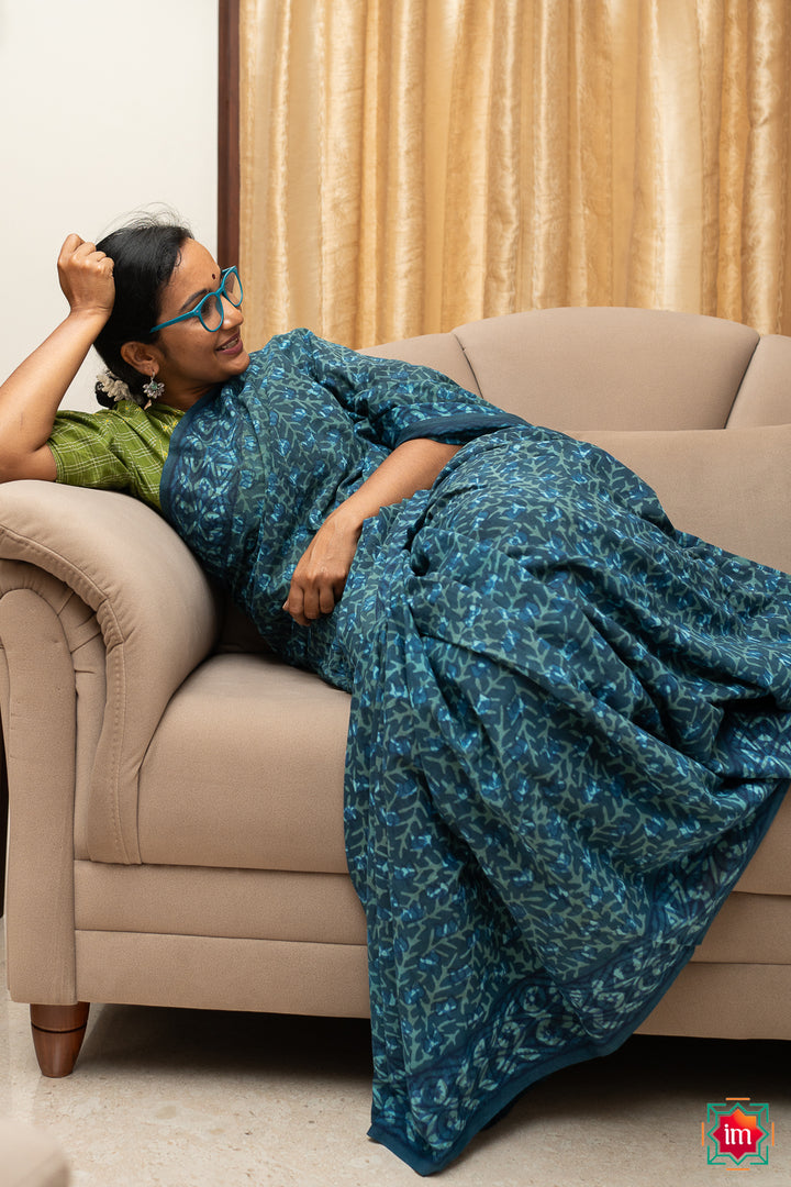 Indigo-White-Floral-Bagru-Handblock-Printed-Mul-Cotton-Saree-Paudha-2-The-Indian-Motif