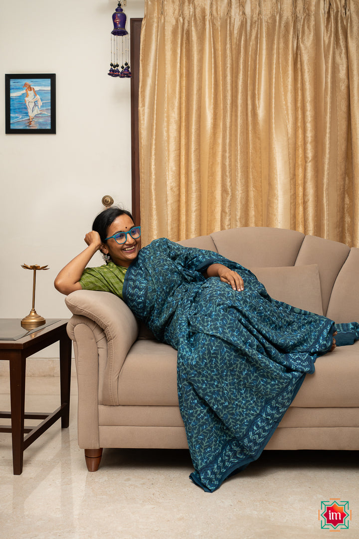 Indigo-White-Floral-Bagru-Handblock-Printed-Mul-Cotton-Saree-Paudha-3-The-Indian-Motif