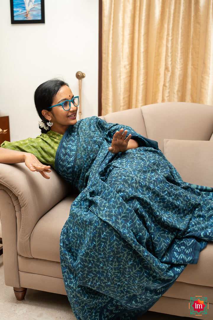 Indigo-White-Floral-Bagru-Handblock-Printed-Mul-Cotton-Saree-Paudha-4-The-Indian-Motif