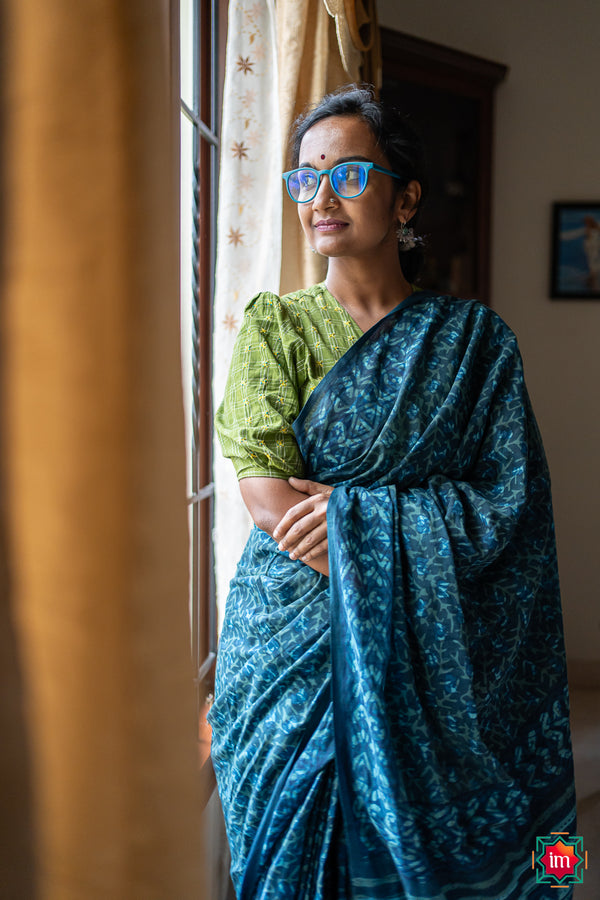 Indigo-White-Floral-Bagru-Handblock-Printed-Mul-Cotton-Saree-Paudha-The-Indian-Motif