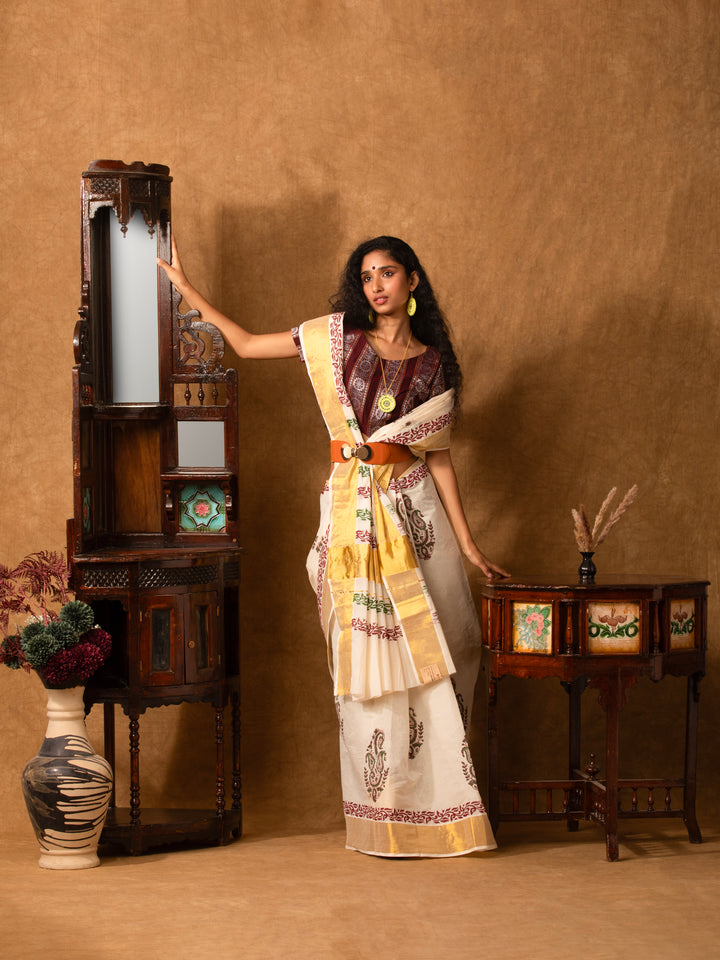 White Kasavu Paisley Motif Zari Border Jugalbandhi Saree Thamburaati-1-The Indian Motif