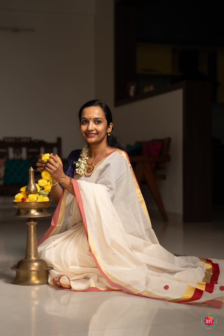 White-Kasavu-Red-Motif-Zari-Border -Handloom-Saree-Nilavu-2-The-Indian-Motif