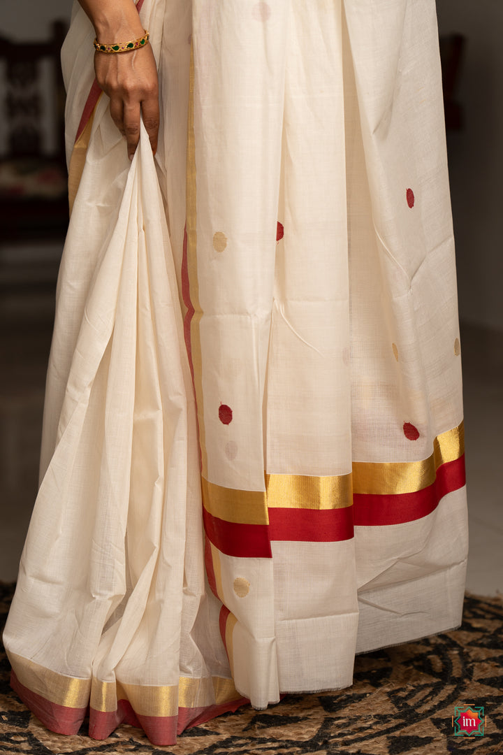 White-Kasavu-Red-Motif-Zari-Border -Handloom-Saree-Nilavu-5-The-Indian-Motif