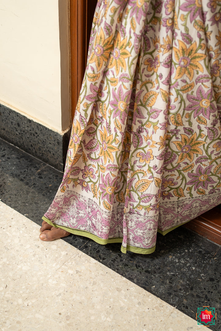 White-Mauve-Floral-Bagru-Handblock-Printed-Mul-Cotton-Saree-Meghna-4-The-Indian-Motif