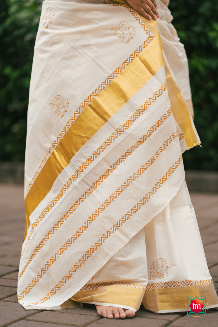 White-Onam-Kasavu-Elephant-Motif-Jugalbandhi-Saree-OruAana-7-The-Indian-motif