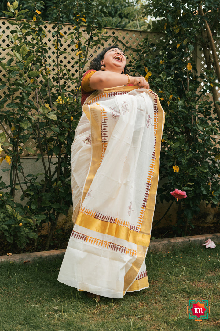 White-Onam-Kasavu-Temple-Motif-Jugalbandhi-Saree-Taamara-5-The-Indian-Motif